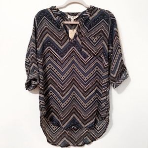 ✨NWT✨ Pink Rose Chevron Print Split Neck Blouse